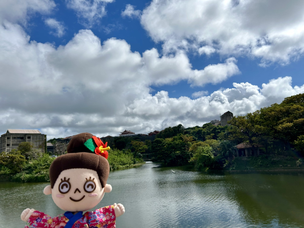 龍潭にて。冬から春の沖縄は街歩きに最適♪