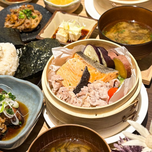 限定10食の「鮭とアグー豚の二種盛り」