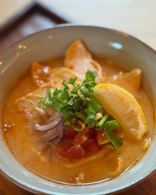 すっぱ辛い味がくせになる♪人気の「トムヤムソバ」