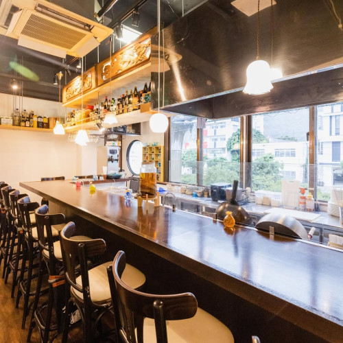 カウンター席とテーブル席あり