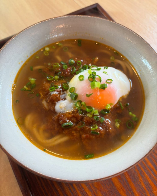じっくり煮込んだスパイス香る牛スジの旨みと、 かつお出汁のきいた「牛すじカレーそば」