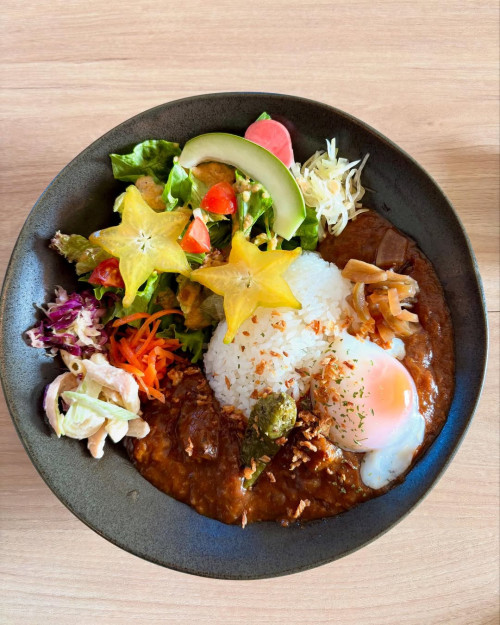 とろとろに煮込んだ牛すじと出汁香る「和風のトマトカレー」