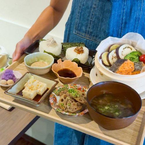 選べるメインのせいろは、鮭またはアグー豚から