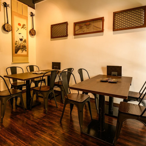 カウンター席とテーブル席あり