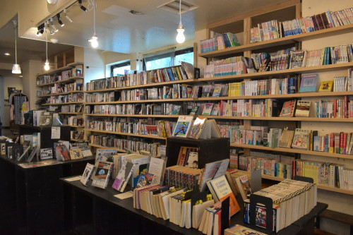 雑貨や沖縄クラフト、古本なども。