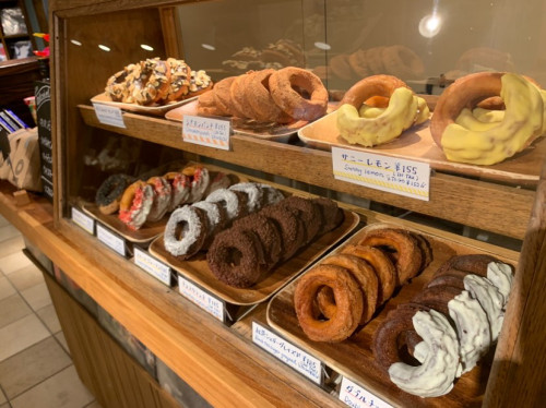 豊富な種類のドーナツが並びます。