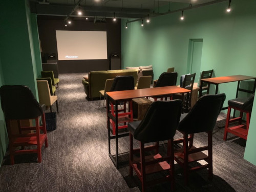 自宅のように快適な空間で映画を楽しめます。