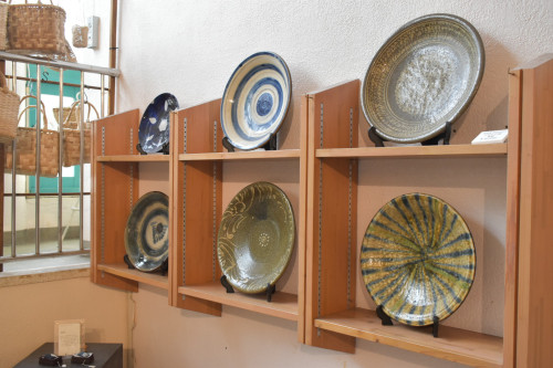 雑貨や沖縄クラフト、古本なども。