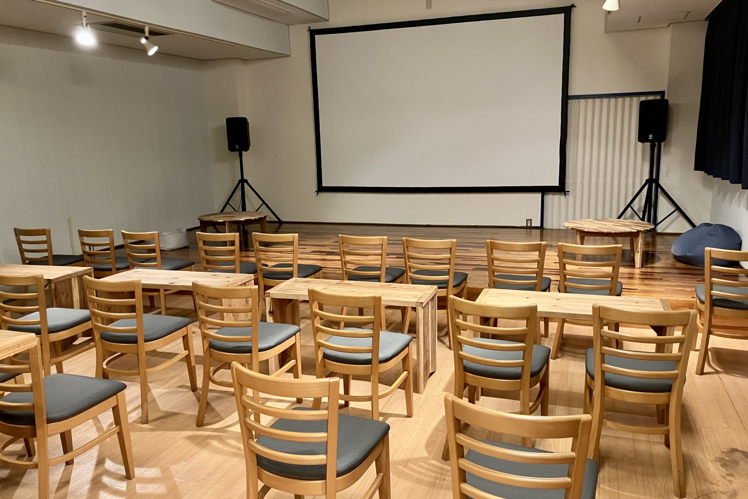 席数は30席前後の小さめのスペースで、アットホームな雰囲気