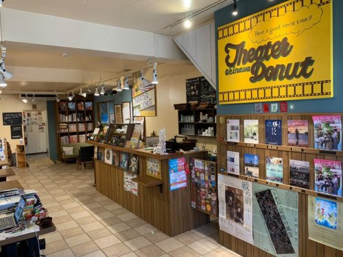 自宅のように快適な空間で映画を楽しめます。