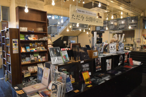 パンフレットなど映画の関連グッズを揃えます。