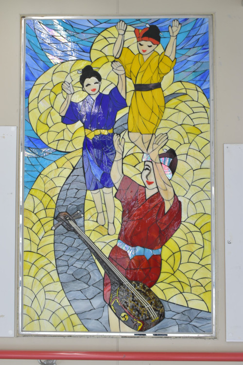 各駅の構内にアートガラスやアートタイルが設置されています