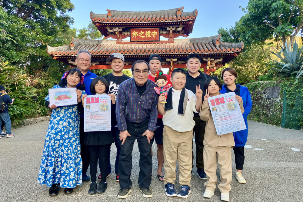 2026年2月13日 首里城をテーマにしたアニメ制作発表記者会見にて（しらとたけしさん/前列中央）