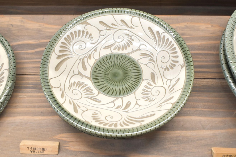 食卓をシンプルかつ華やかに彩る　7寸皿