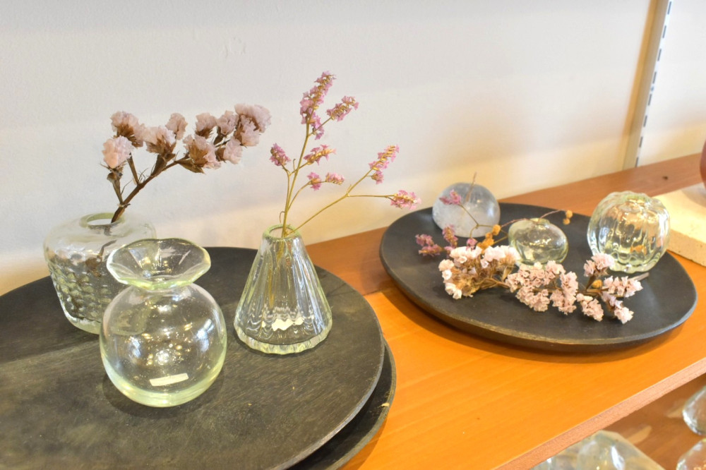 置くだけで絵になる　小さな一輪挿し