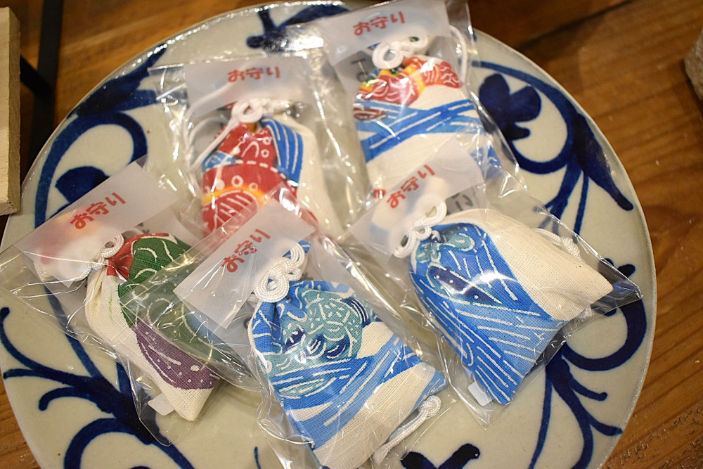 沖縄の祈りをやさしく包む　琉球紅型のお守り