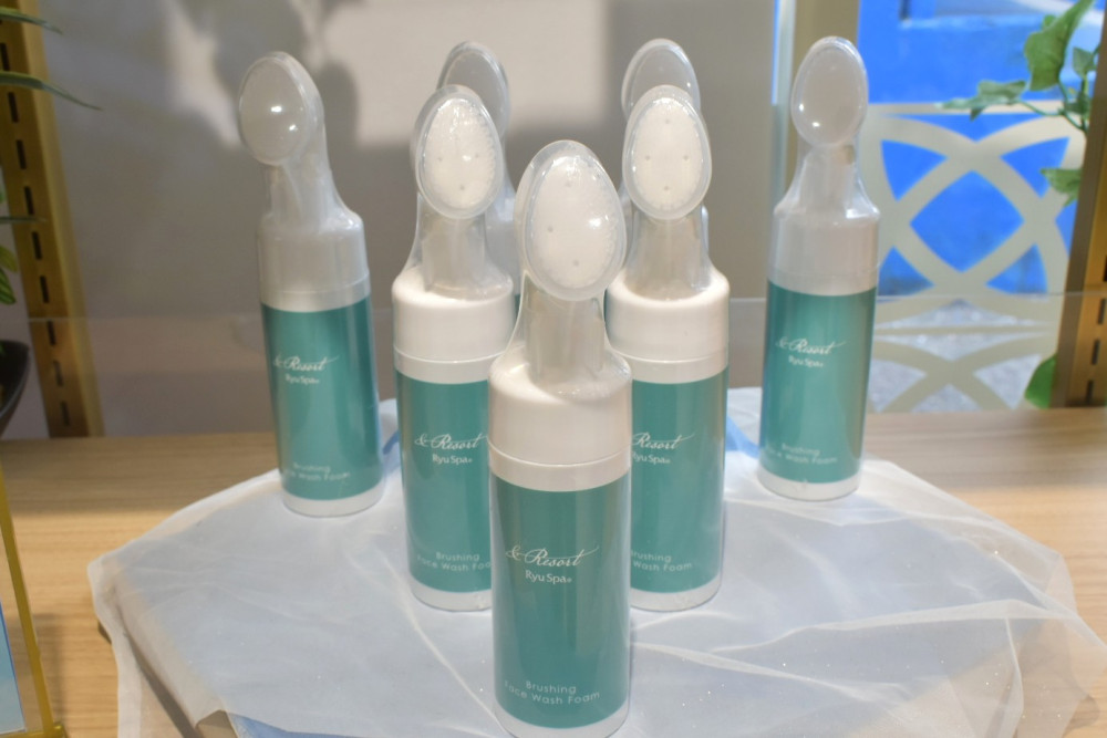 酵素の力で毛穴すっきり　泡立てないブラッシング泡洗顔