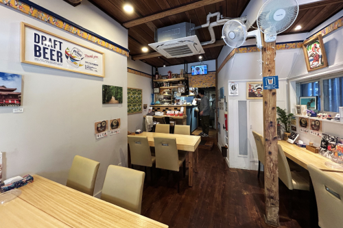 木の温もりを感じる店内