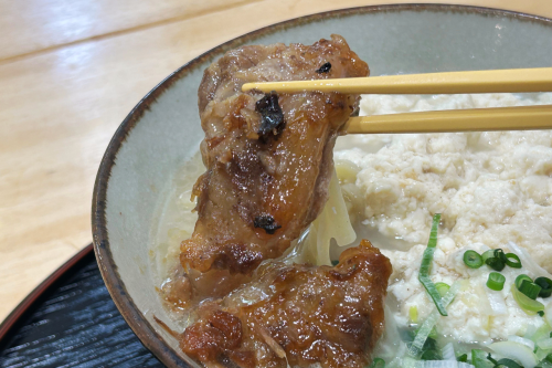 とろとろに煮込まれた「なんこつソーキ」は骨まで柔らかい