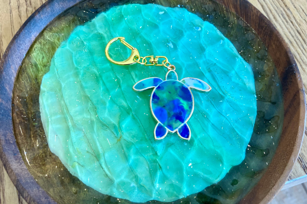 "海洋プラスチックごみ"から作られたキーホルダー