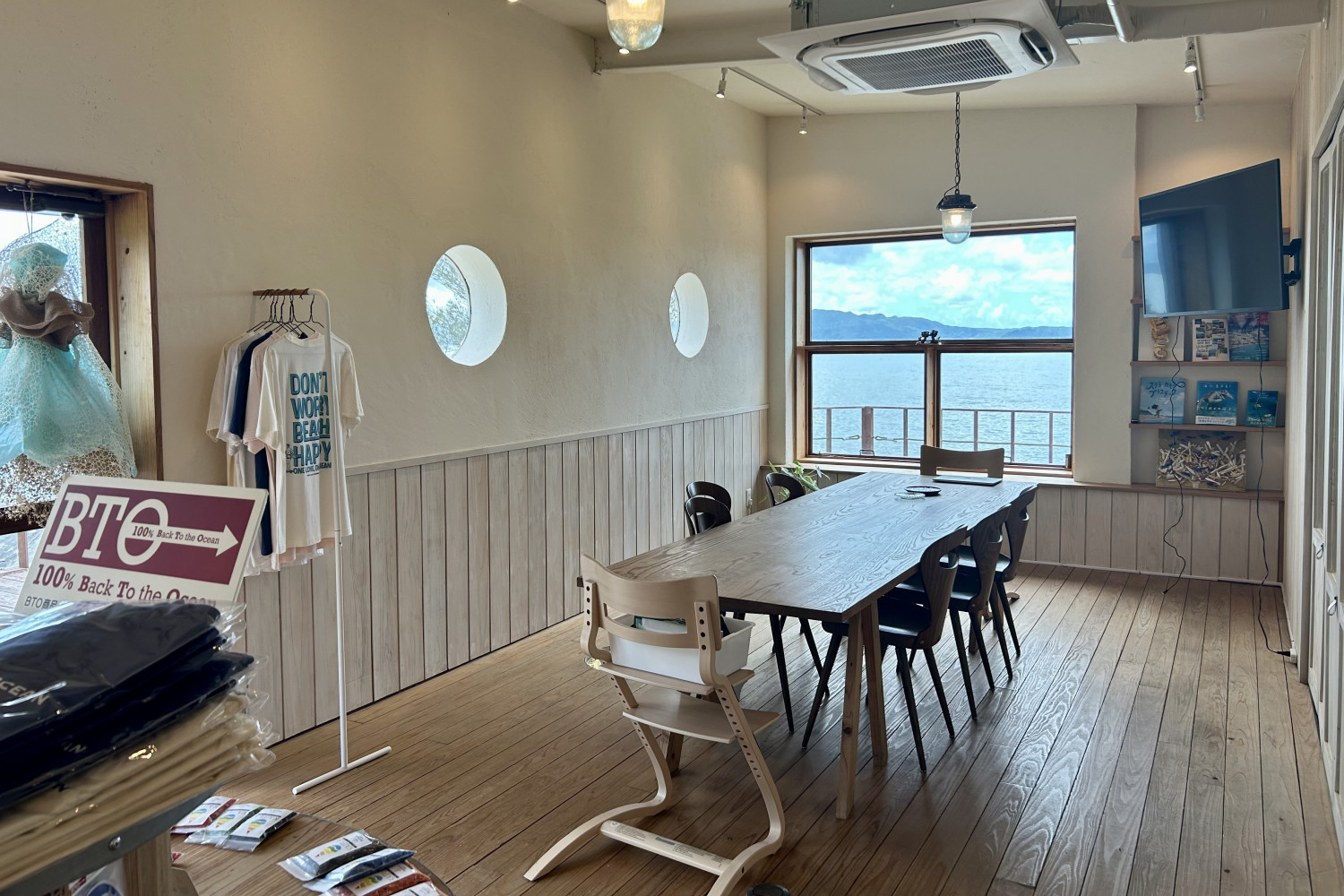 海を望む店内