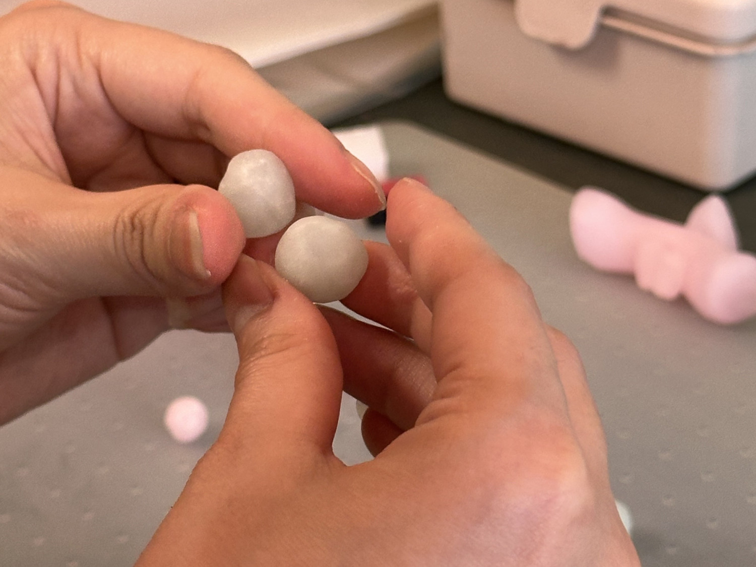 こねて顔のパーツをつくる