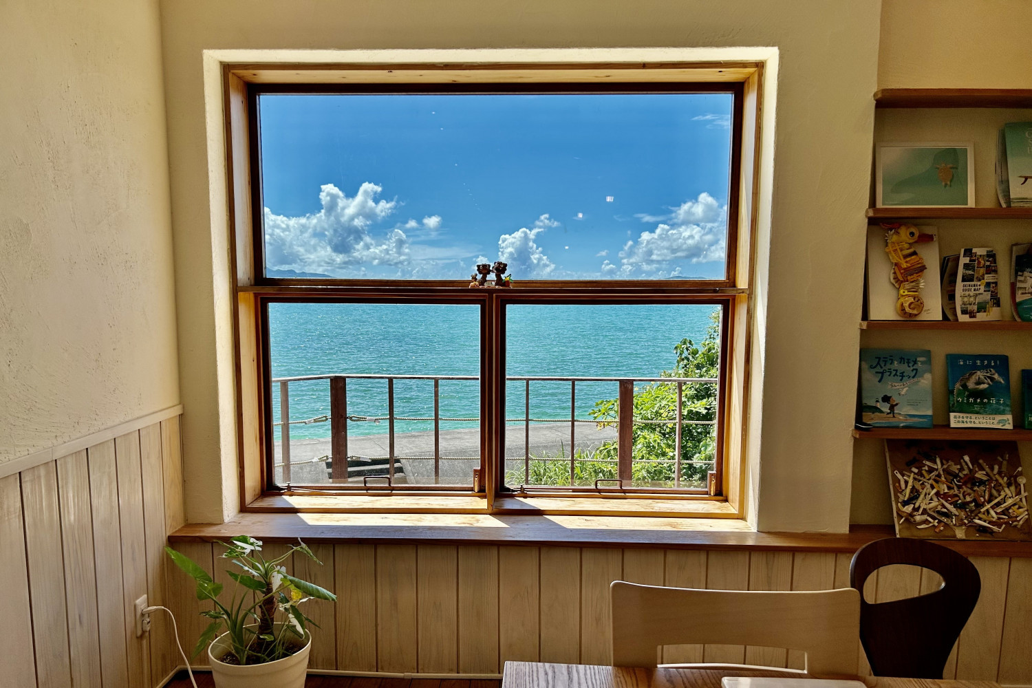 晴れた日に窓から見える景色