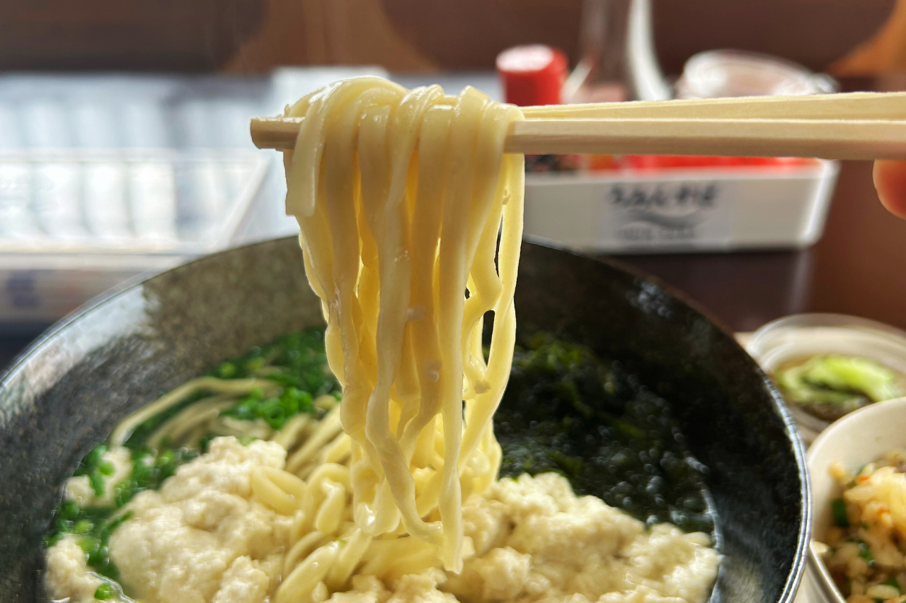優しい味わいの出汁に合う細麺