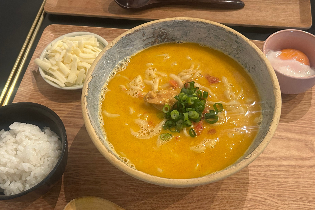 「ハーブが香るバターチキンカレーそば」
