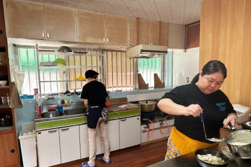 なんとも懐かしい台所が、お店の調理場