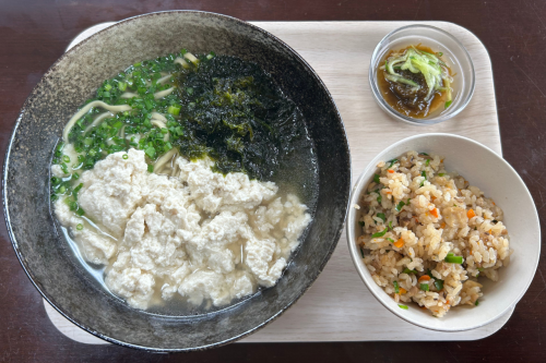 沖縄家庭の味と温かな空気を楽しめる「うみんすば」