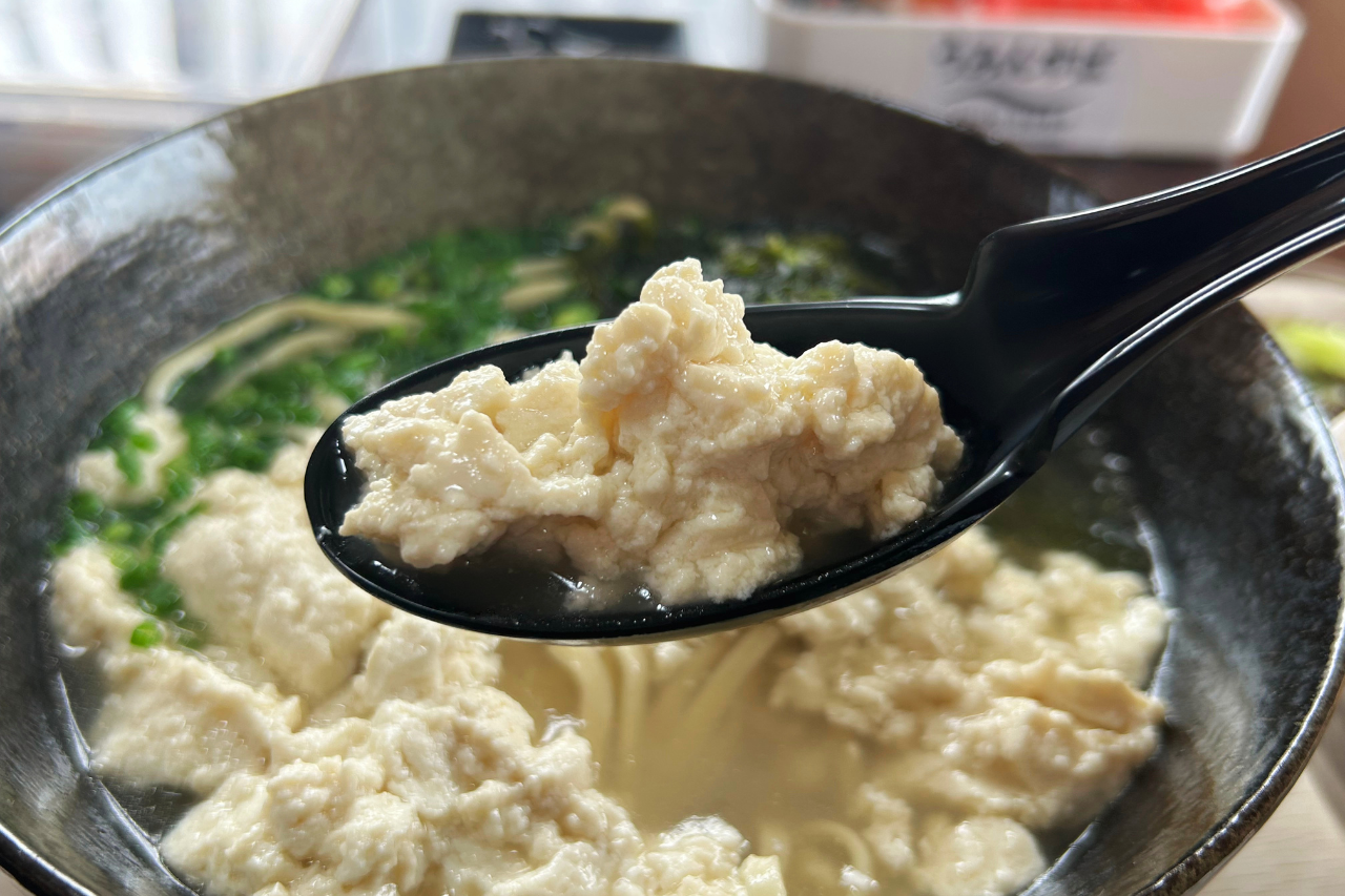 糸満の老舗豆腐店「宇那志豆腐」のゆし豆腐
