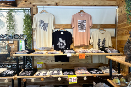 併設するショップでは、新垣光雄さんの作品やオリジナルシーサーTシャツが購入できます。