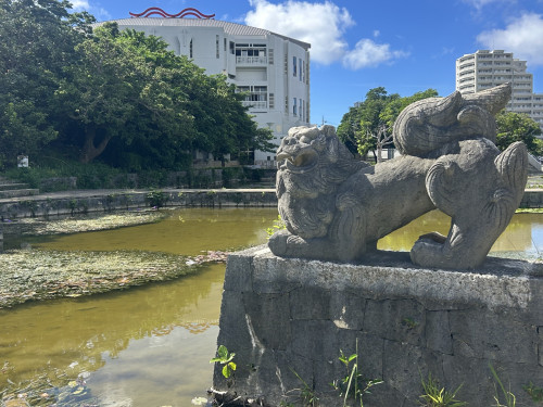 公園内にある池のそばには勇ましいシーサーが佇み、公園を見守っています。