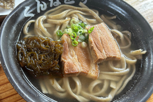 生もずくを麺と絡めて