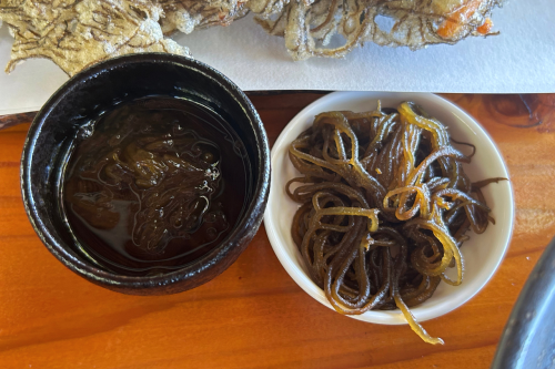 （左）自家製タレの酢もずく。（右）生もずくは小鉢でおかわり自由。※持ち帰り不可。