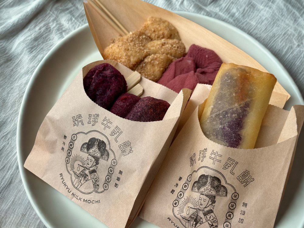 奥：牛乳餅　　手前左：うむくじ天ぷら　　手前右：もちっと棒