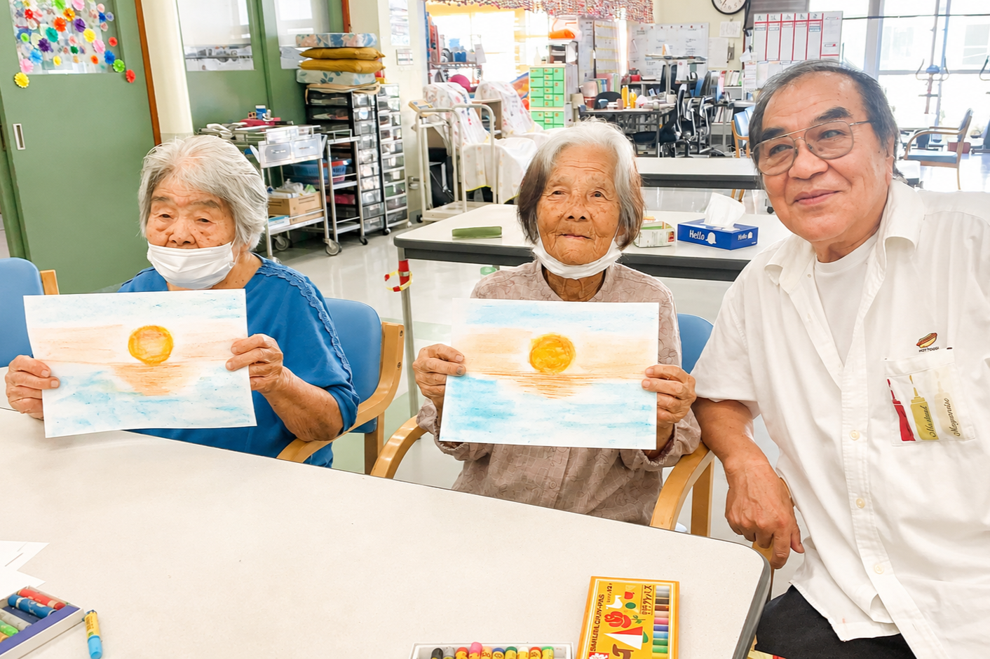 渡嘉敷村高齢者福祉センターで秀子おばぁ95才、澄子おばぁ93才が空と夕陽の色塗り手伝ってくれました!