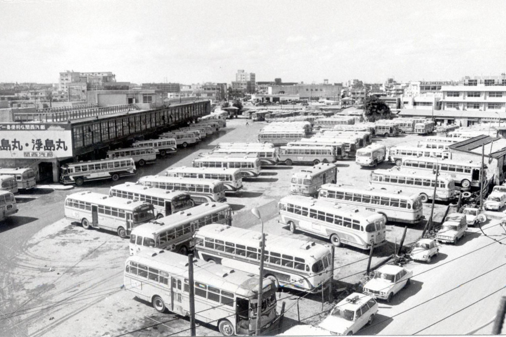 1960年代後半の那覇バスターミナル（那覇市歴史博物館提供）
