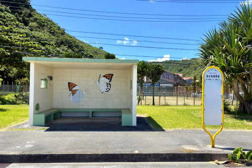 辺士名高校前バス停/大宜味村