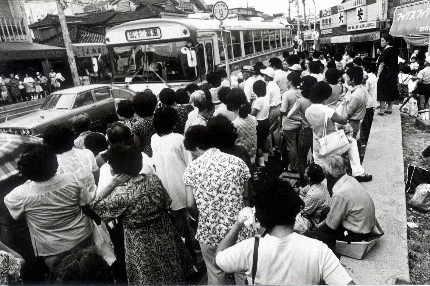 交通法変更で混乱する開南バス停(那覇市歴史博物館提供)