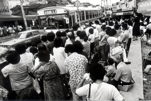交通法変更で混乱する開南バス停(那覇市歴史博物館提供)
