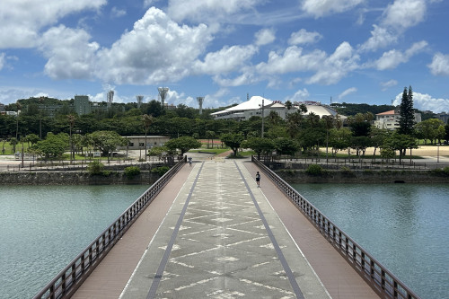 天気の良い日は、国場川沿いをのんびり散歩するのもおすすめです。