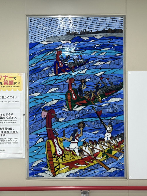 駅構内には、国場川に競う爬竜船（ハーリー）をイメージしたアートタイルが設置されています。