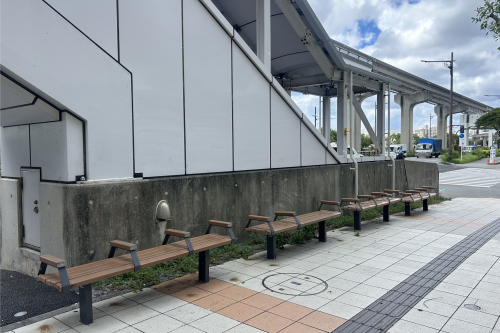 駅前にある、緑豊かな交通広場。