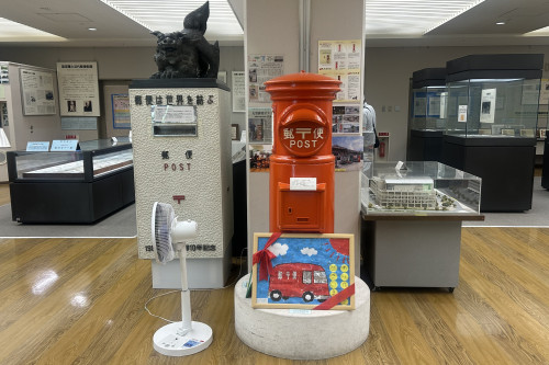 センターを入ると、今では珍しい円柱型のポストがお出迎え。