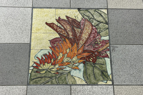 改札口付近には、沖縄の県花・デイゴのアートタイルも。