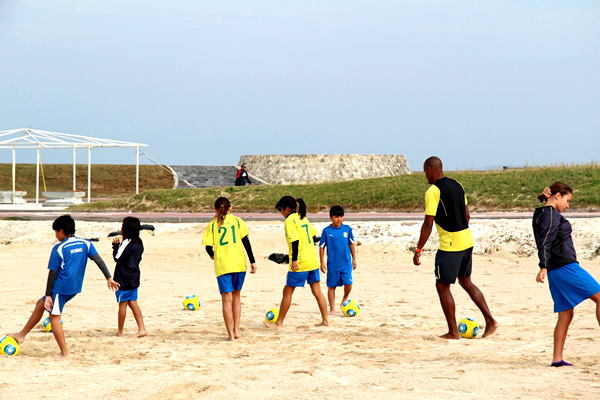 初開催 茂怜羅オズ ビーチサッカー教室in沖縄 マハエの沖縄ダイアリー