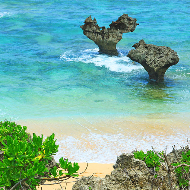 ティーヌ浜とトケイ浜の岩