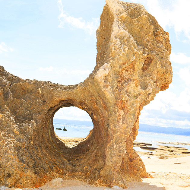 古宇利島「トケイ浜の岩」